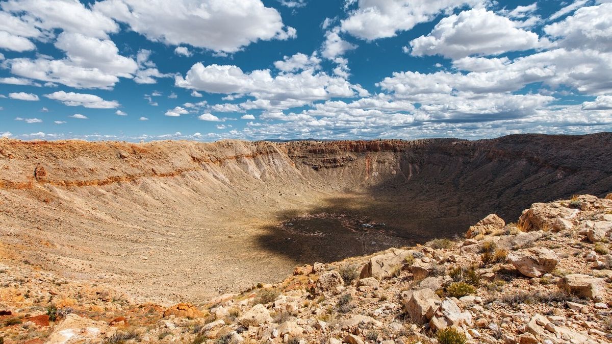 FOTO: Obří impaktní kráter je ozdobou arizonské pouště